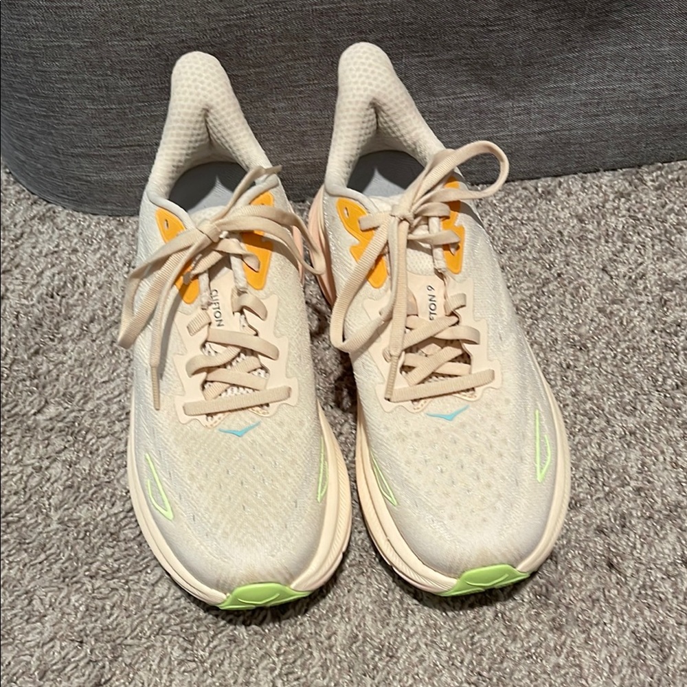 Hoka Clifton 9 tan